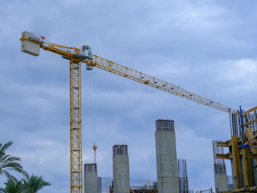 Grúa amarilla en una obra de construcción vista desde abajo